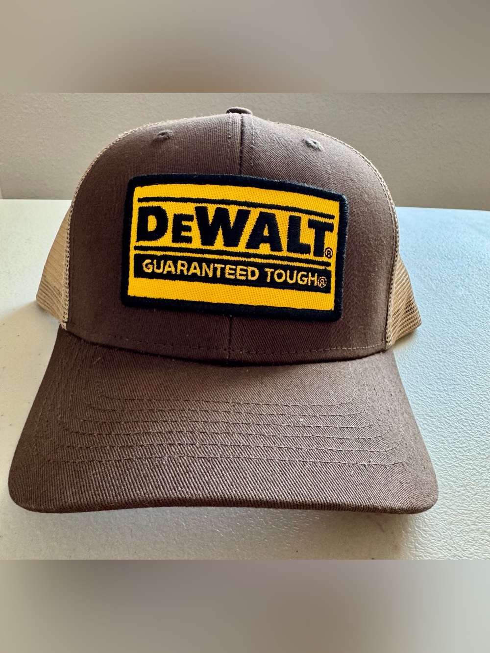 Dewalt “Guaranteed Tough” Brown SnapBack Mesh Men’s Trucker Hat. NWT